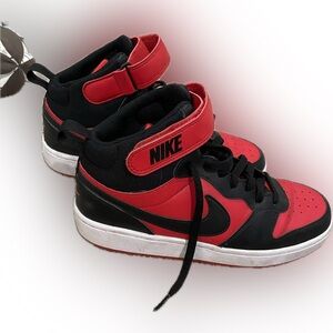 Nike BOYS COURT BOROUGH 2 MID SNEAKER